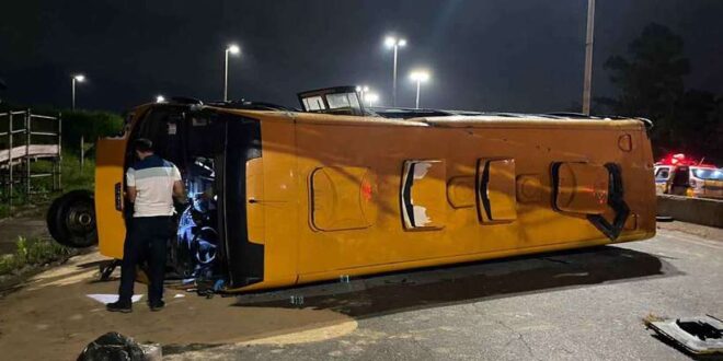 Motorista de micro-ônibus morre em acidente no Anel Rodoviário