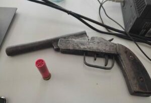 Homem armado assalta mulher na rua, mas é preso em flagrante pela PM
