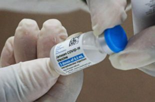 Covid: idoso é detido após tomar 8 doses de vacina na Índia