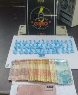 Jovem de 19 anos é presa ao embalar entorpecentes para venda, na capital acreana