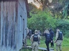 Polícia prende oito pessoas investigadas por extorquir comerciantes de Vila Campinas