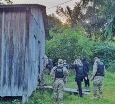 Polícia prende oito pessoas investigadas por extorquir comerciantes de Vila Campinas