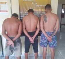 Trio acusado de estuprar adolescente de 13 anos e filmar o crime é preso, no interior do Acre