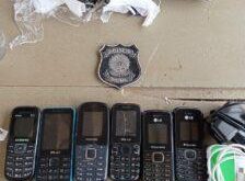 Em Sena Madureira, policiais penais apreendem sete celulares, dois carregadores e entorpecentes em presídio