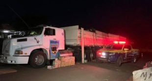 Idoso diz transportar borracha, mas acaba preso com maconha e cocaína no caminhão