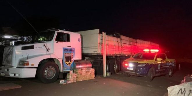 Idoso diz transportar borracha, mas acaba preso com maconha e cocaína no caminhão