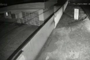 Em Cruzeiro do Sul, motorista invade calçada, atropela jovem e foge sem prestar socorro