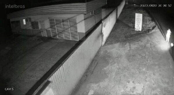 Em Cruzeiro do Sul, motorista invade calçada, atropela jovem e foge sem prestar socorro