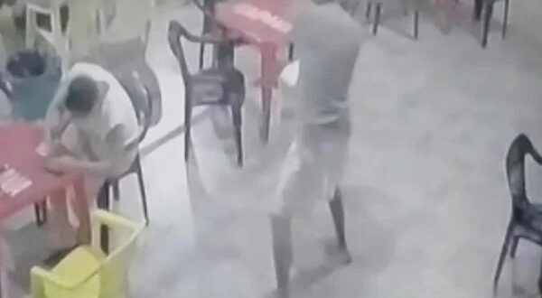 Vídeo brutal: homem tenta decapitar rival com 4 golpes de foice cega