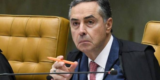 Barroso afirma que Bolsonaro auxiliou 'milícias digitais' ao vazar inquérito