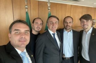 Bolsonaro levou filhos em 18 das 26 viagens internacionais