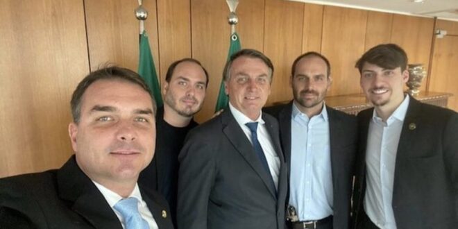 Bolsonaro levou filhos em 18 das 26 viagens internacionais