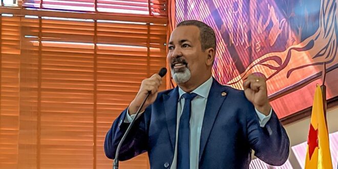 Deputado Nenem Almeida pede que governador convoque cadastros de reserva da Educação