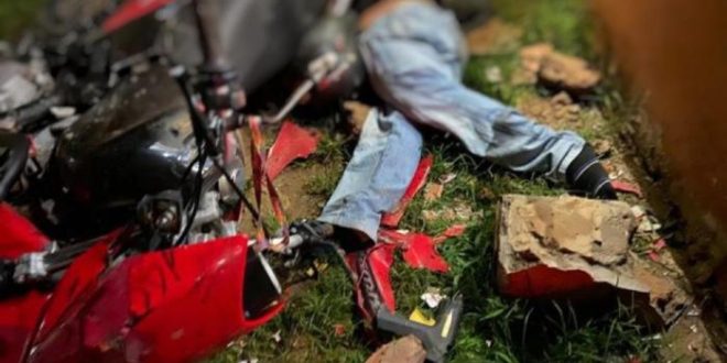 Detento em condicional foge da polícia e morre ao bater com motocicleta em calçada, no interior do Acre
