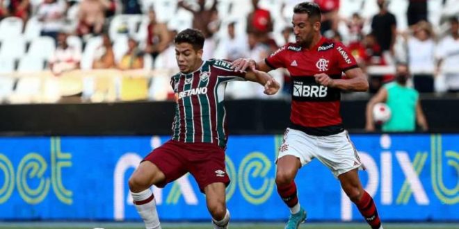 Fluminense marca no fim e vence Flamengo em clássico de muita confusão