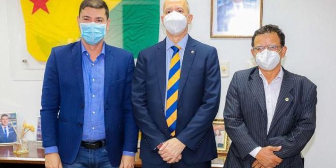 Gonzaga e Nicolau recebem Danilo Lovisaro e pactuam parcerias entre ALEAC e MP
