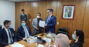 Deputado Gonzaga entrega carta com reivindicações de servidores da Receita Federal para ministro de Bolsonaro