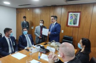 Deputado Gonzaga entrega carta com reivindicações de servidores da Receita Federal para ministro de Bolsonaro