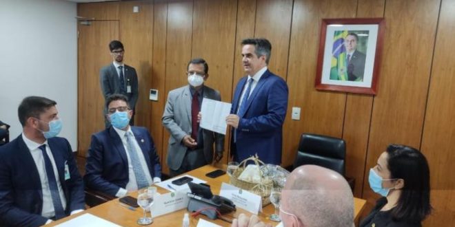 Deputado Gonzaga entrega carta com reivindicações de servidores da Receita Federal para ministro de Bolsonaro