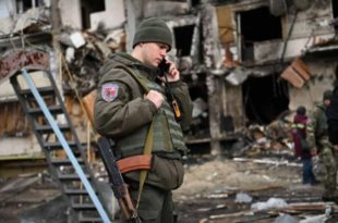Kiev sofre novos bombardeios e se prepara para invasão russa