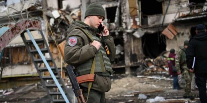 Kiev sofre novos bombardeios e se prepara para invasão russa