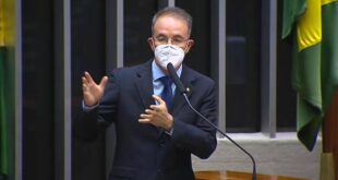 Leo de Brito cobra valorização dos profissionais da Educação e diz que Gladson não cumpre acordo firmado com a categoria