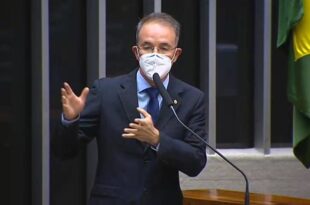 Leo de Brito cobra valorização dos profissionais da Educação e diz que Gladson não cumpre acordo firmado com a categoria