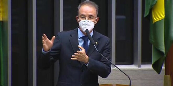 Leo de Brito cobra valorização dos profissionais da Educação e diz que Gladson não cumpre acordo firmado com a categoria