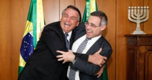 Mendonça rejeita suspeição e continua processo contra Bolsonaro