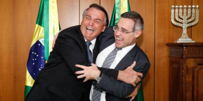 Mendonça rejeita suspeição e continua processo contra Bolsonaro