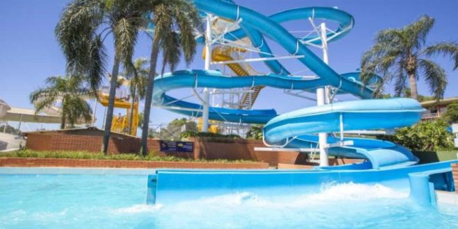 Menino morre após cair de altura de 15 metros em parque aquático