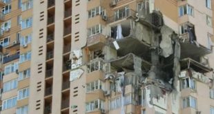 Míssil atinge prédio residencial em Kiev