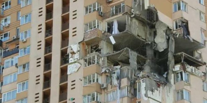 Míssil atinge prédio residencial em Kiev