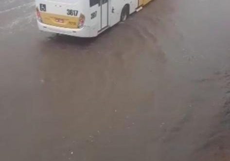 Chuva inunda ruas do Conjunto Universitário