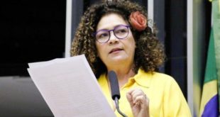 "É preciso analisar todos os ângulos", diz Perpétua sobre a guerra na Ucrânia