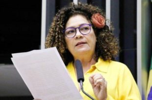 "É preciso analisar todos os ângulos", diz Perpétua sobre a guerra na Ucrânia