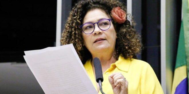 "É preciso analisar todos os ângulos", diz Perpétua sobre a guerra na Ucrânia