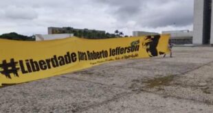PTB protesta em frente ao Palácio do Planalto pedindo liberdade para Roberto Jefferson