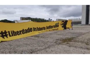 PTB protesta em frente ao Palácio do Planalto pedindo liberdade para Roberto Jefferson