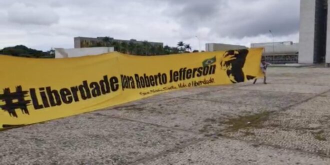 PTB protesta em frente ao Palácio do Planalto pedindo liberdade para Roberto Jefferson