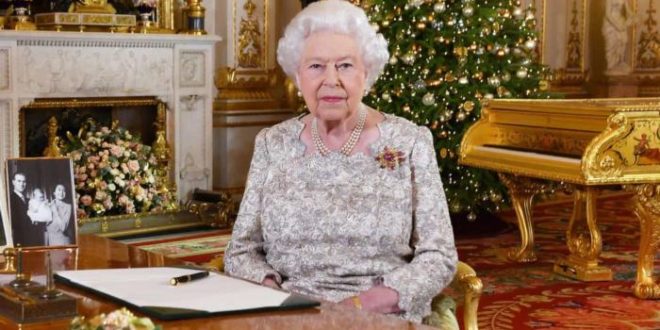 Rainha Elizabeth 2ª comemora 70 anos no trono em meio a, mais uma vez, crises familiares