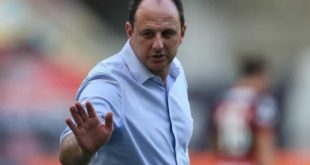 Rogério Ceni faz testes em busca de uma nova escalação para o São Paulo