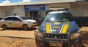 Equipe da PRF auxilia mãe a levar filha ferida para atendimento no interior do Acre
