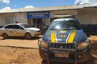 Equipe da PRF auxilia mãe a levar filha ferida para atendimento no interior do Acre