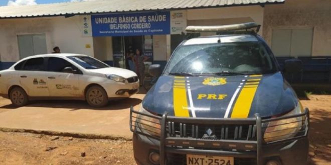 Equipe da PRF auxilia mãe a levar filha ferida para atendimento no interior do Acre