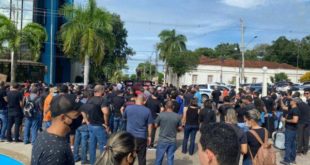 Em novo ato no Centro de Rio Branco, militares cobram adicional de titulação da categoria