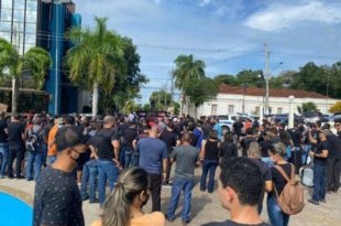 Em novo ato no Centro de Rio Branco, militares cobram adicional de titulação da categoria
