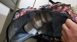 Homem é preso em ônibus com quase 5kg de pasta base dentro da mochila