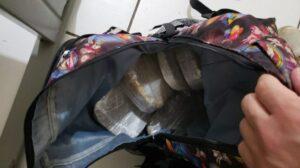 Homem é preso em ônibus com quase 5kg de pasta base dentro da mochila