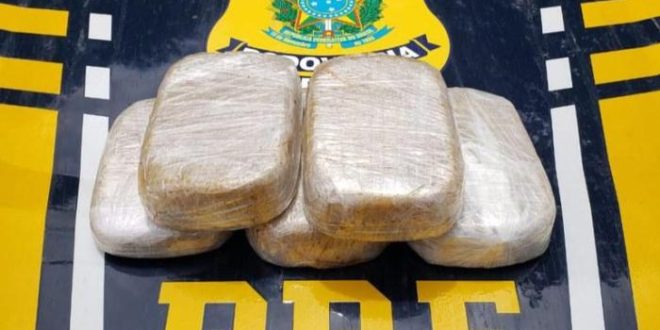 PRF apreende quase 5 kg de entorpecente dentro de ônibus no interior do Acre